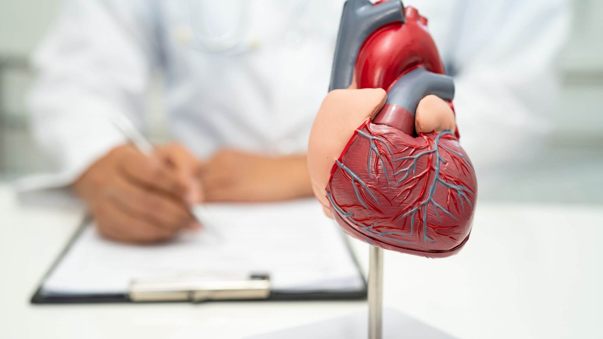 Risque d’évènements cardio-vasculaires graves chez les patients initiant un biomédicament/l’aprémilast pour un rhumatisme psoriasique